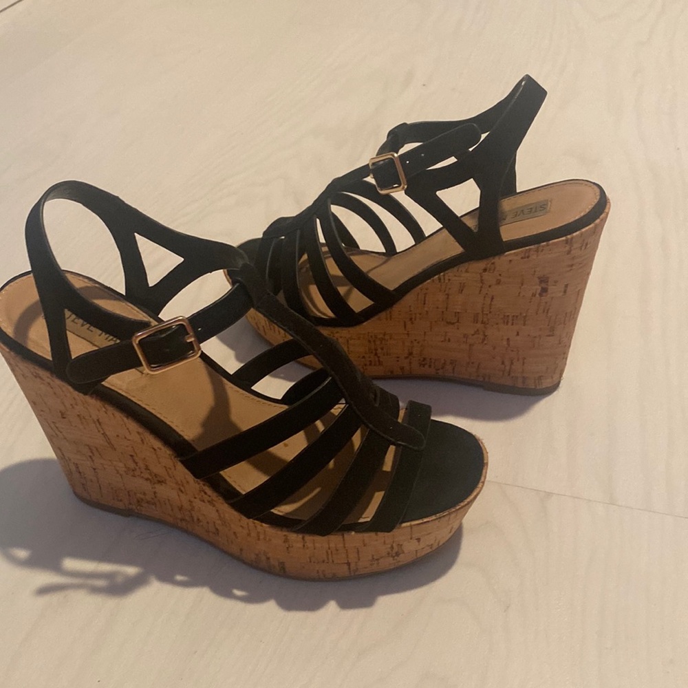 STEVE MADDEN 7M Black Strapped Platform Wedges